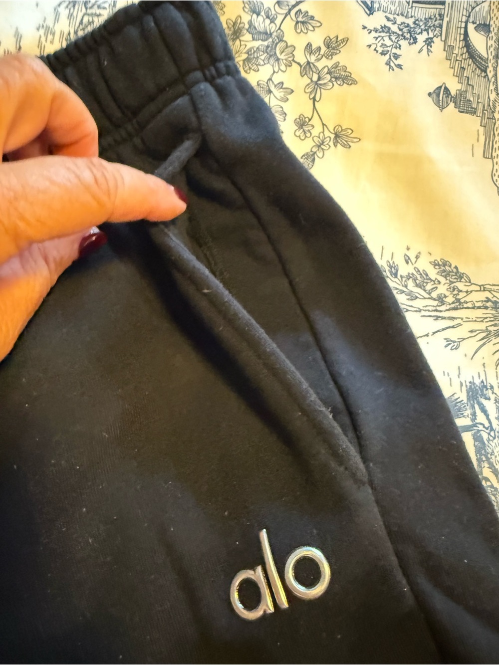 ALO Yoga Black Athletic Shorts with Drawstring - Picture 4 of 7